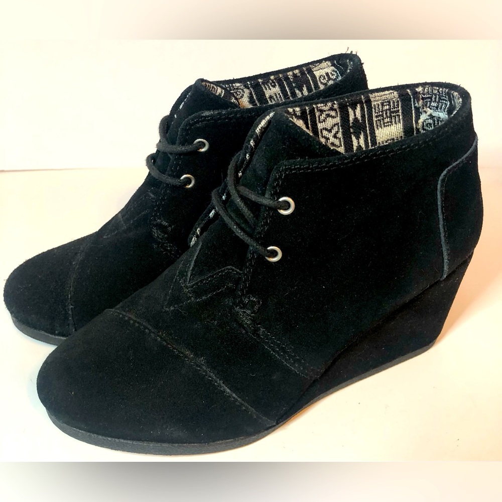 Toms Hidden Heel, Wedge. Black W/ Aztec Accents. Women’s Size 6.